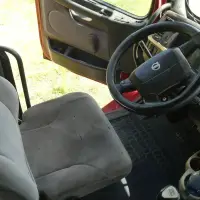 2006 VOLVO VNL 64T - view 8 of 19