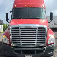 2012 FREIGHTLINER Cascadia - view 2 of 32