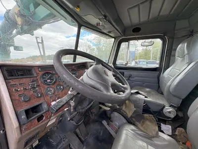 2004 PETERBILT 330 - view 10 of 15