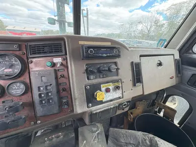 2004 PETERBILT 330 - view 12 of 15