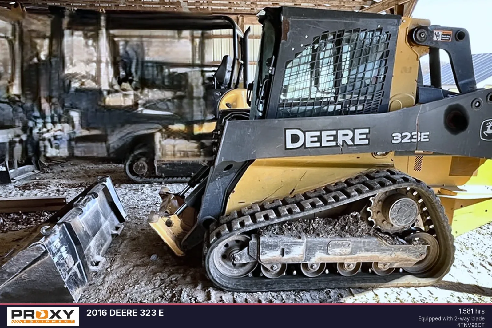 2016 DEERE 323 E