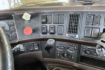 2015 VOLVO VNL - view 18 of 24