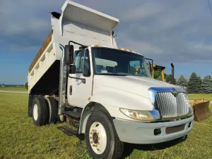 2002 INTERNATIONAL 4300 - view 2 of 34