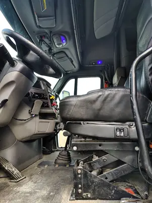 2016 PETERBILT 587 - view 8 of 35