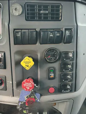 2016 PETERBILT 587 - view 14 of 35
