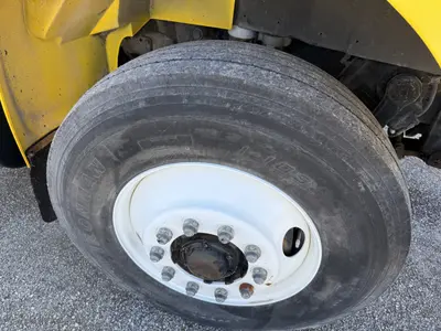 2001 INTERNATIONAL 4900 - view 13 of 32