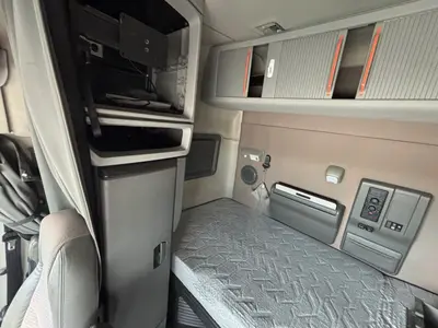 2019 Volvo VNL - view 17 of 32
