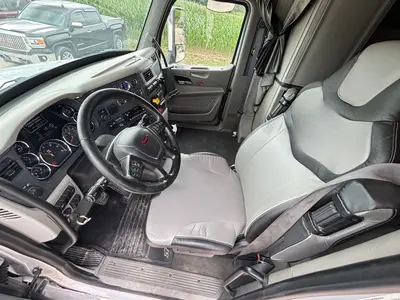 2022 PETERBILT 579 SLEEPER - view 18 of 31