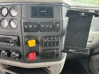 2022 PETERBILT 579 SLEEPER - view 18 of 31