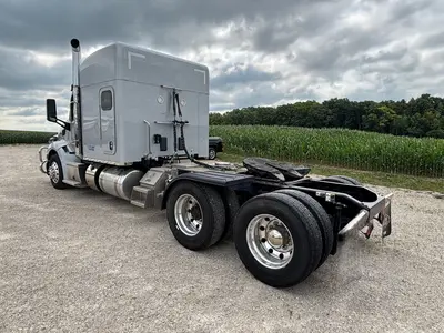 2022 PETERBILT 579 SLEEPER - view 8 of 31