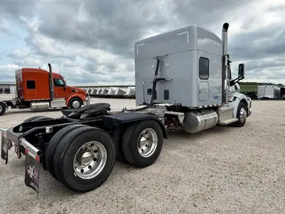 2022 PETERBILT 579 SLEEPER - view 9 of 31