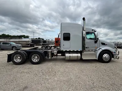 2022 PETERBILT 579 SLEEPER - view 6 of 31