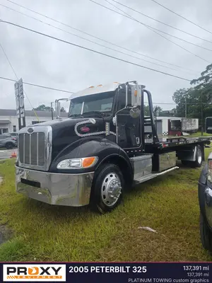 2005 PETERBILT 325 - view 1 of 3