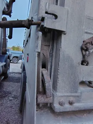 1997 PETERBILT 357 Quad Axle Dump Truck - view 14 of 40