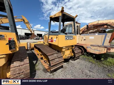 2005 DEERE 650J LGP - view 2 of 8