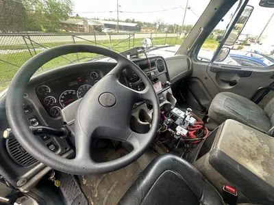 2007 FREIGHTLINER Business Class M2 106 - view 10 of 34