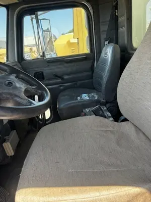 2001 PETERBILT 330 - view 10 of 14