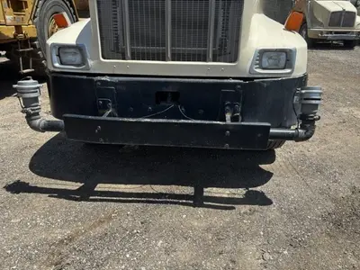 2001 PETERBILT 330 - view 3 of 14