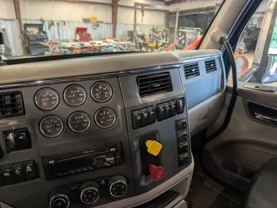 2018 PETERBILT 567 - view 15 of 33