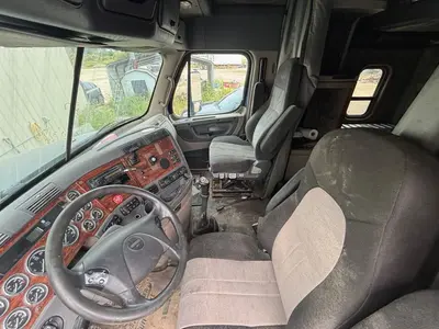 2011 Freightliner CASCADIA - view 12 of 32
