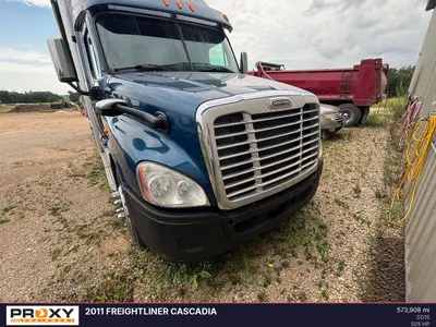 2011 Freightliner CASCADIA - view 2 of 32