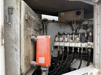 2005 MACK MR688S - view 18 of 30