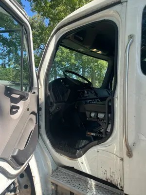 2023 FREIGHTLINER M2 106 - view 7 of 38