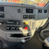 2017 PETERBILT 579 - view 12 of 26