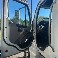2023 FREIGHTLINER M2 106 - view 13 of 37