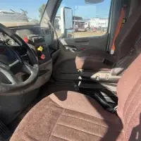 2022 Peterbilt 579 - view 9 of 26