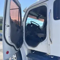 2007 FREIGHTLINER M2 106 - view 5 of 11