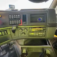 2022 VOLVO VNL64T760 - view 11 of 38