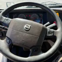 2014 VOLVO VNL64T - view 17 of 36