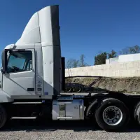 2014 VOLVO VNL64T - view 8 of 36